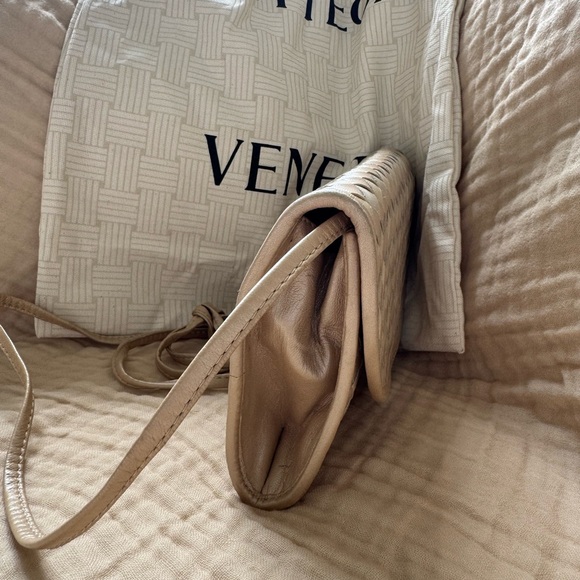 Bottega Veneta Tan Intrecciato Leather Wristlet - Picture 5 of 9